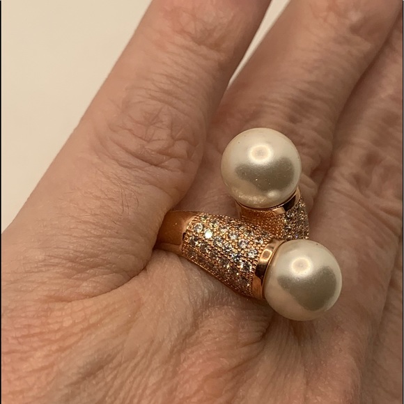 SHELL PEARL SIMULATED DIAMOND RING - Picture 4 of 8